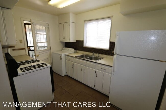Building Photo - 3 br, 1 bath House - 500 McDermitt Road