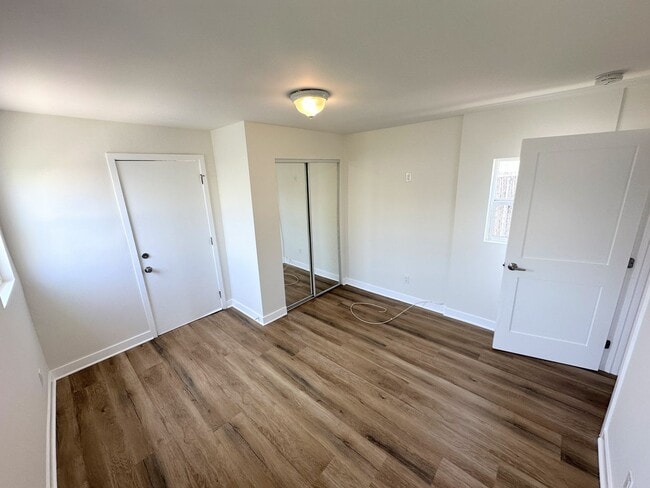 Building Photo - Highly updated and private Cottage. No sha...