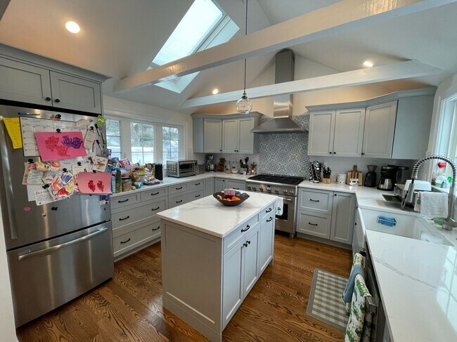Foto del edificio - Single-Family House in Newton, Central Heat/AC, Yard, Porch