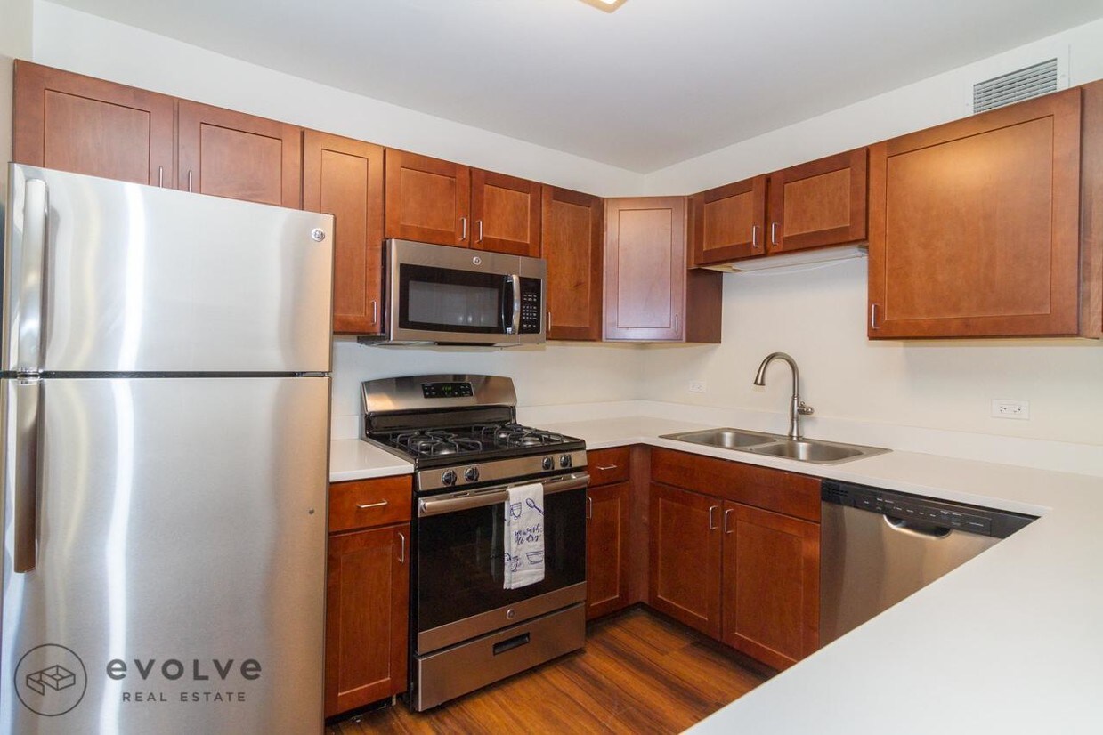 Primary Photo - 512 W Belmont Ave