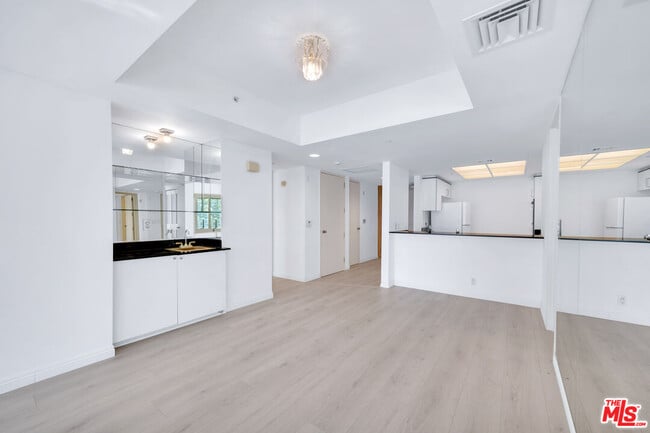 Building Photo - 10520 Wilshire Blvd