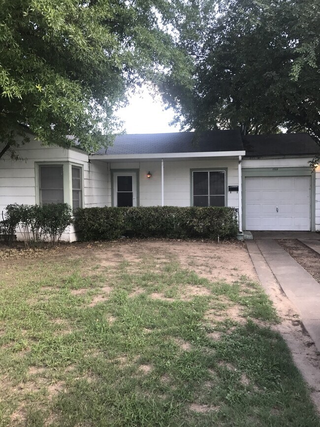 Building Photo - Cute 2 bedroom home!