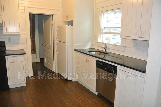 Building Photo - 762 E Waldburg St