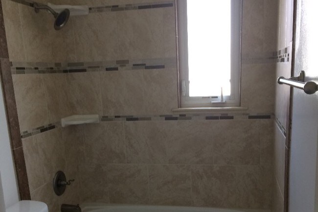 ¡Baño remodelado! - 5704 W 37th Ave