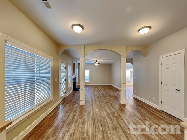 Building Photo - 1100 Bungalow Dr