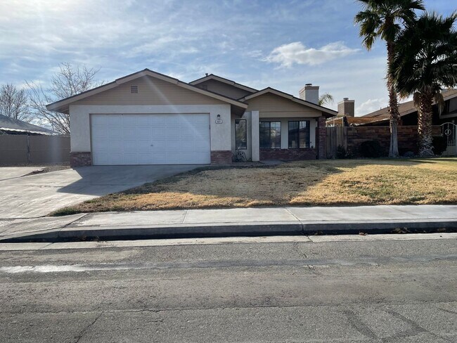 Building Photo - 827 White Oak Dr