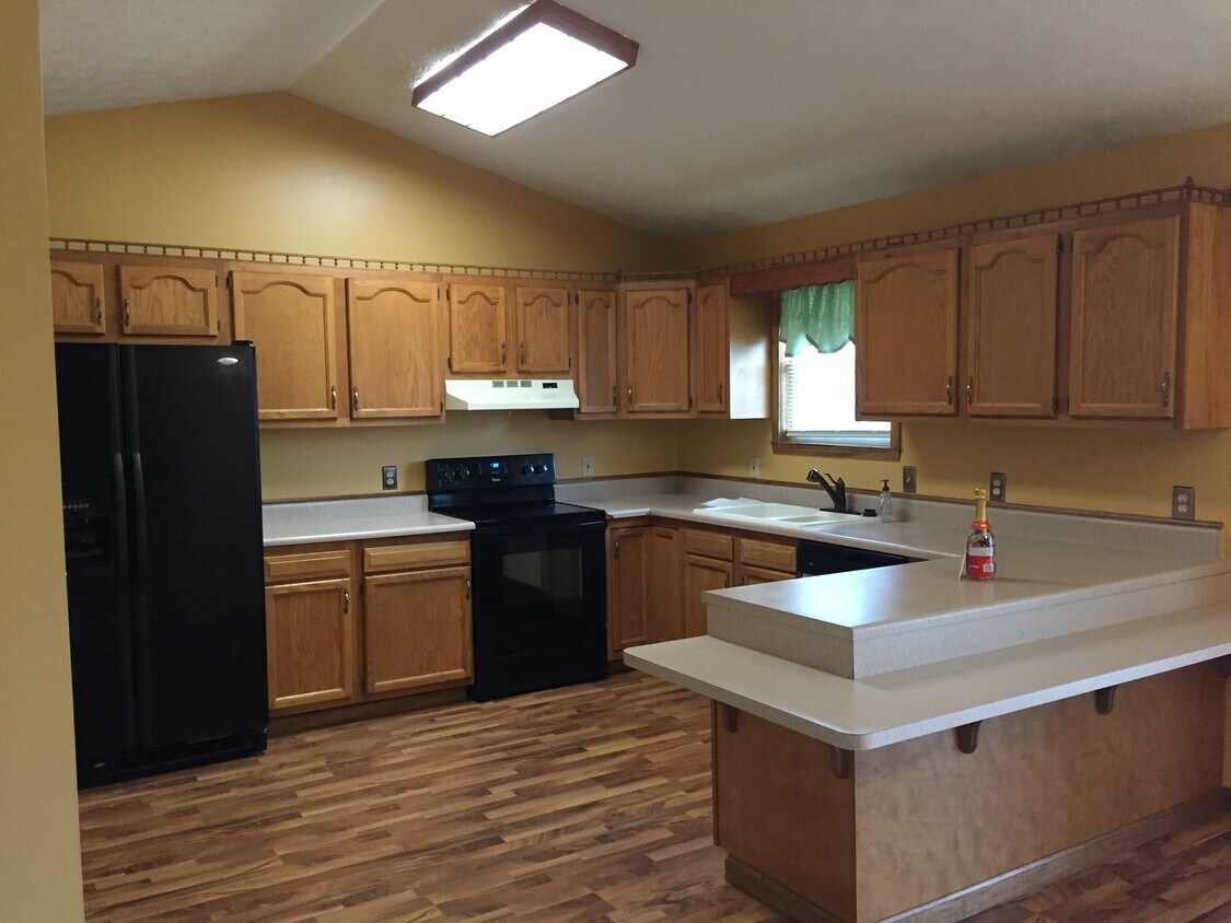 Kitchen - 582 W Hoewisher Rd
