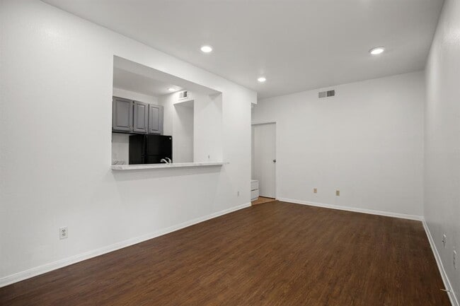 Building Photo - 2217 San Gabriel St