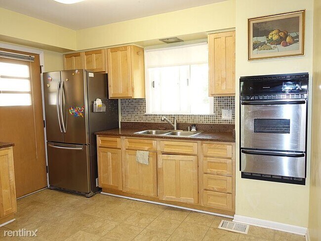 Building Photo - 4 br, 2.5 bath House - 2931 Greenleaf Ave