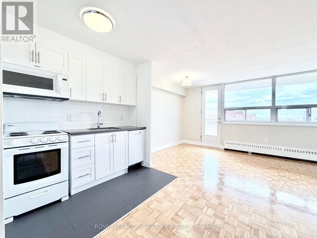 Building Photo - 1500 Bathurst St