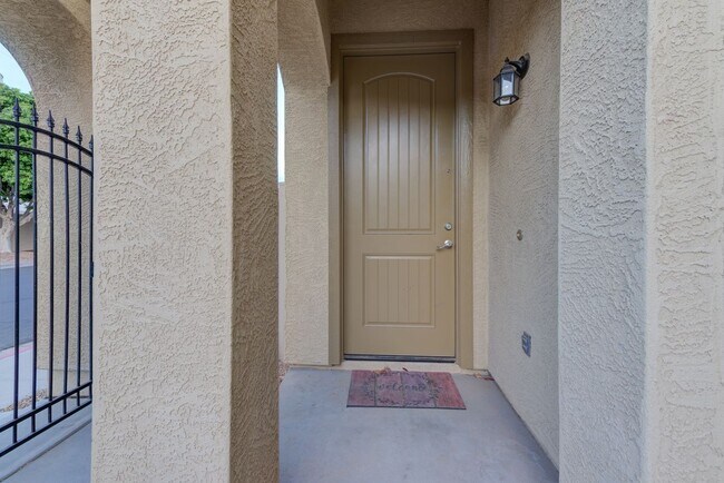Building Photo - 1367 S Country Club Dr
