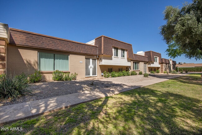 Foto del edificio - 8490 E Chaparral Rd
