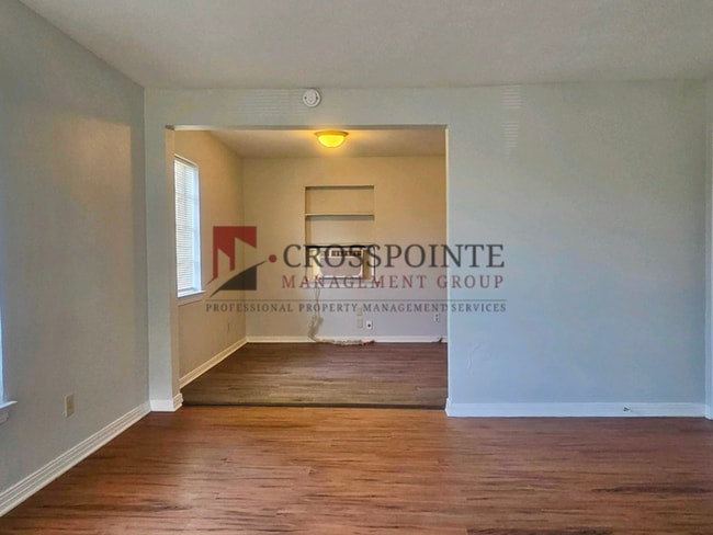 Building Photo - 2 bedroom, 1 bathroom duplex!