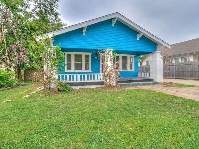 Building Photo - 3 Bed 1 Bath House Includes Pool Care!