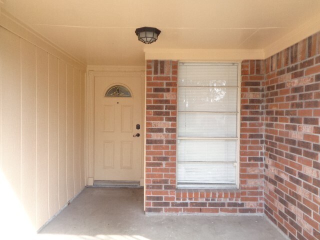 Building Photo - 22430 Meadowgate Dr