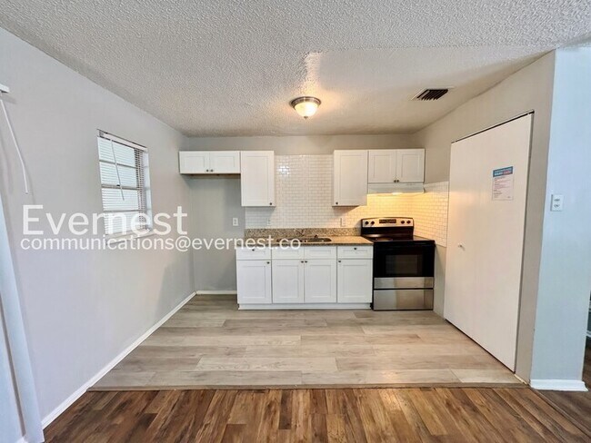 Building Photo - Limited Time Special Offer / 3 Bed/1.5 Bath Home with Carport / Pet-Friendly / Available Now!