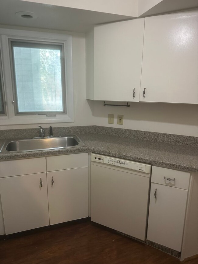 Building Photo - Creekside Condominiums - 2 bedroom, 2 bath...