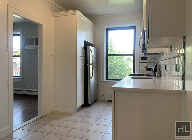 Foto del edificio - Huge renovated 3 bedroom apartment 24 STRE...