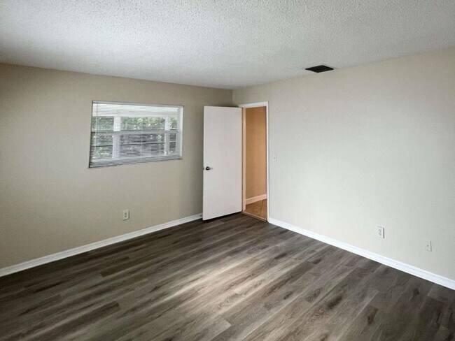 Foto del edificio - 737 SE Hollahan Ave