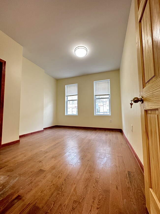 Building Photo - 280 Linden St