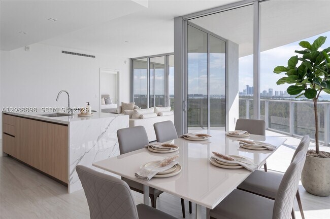 Foto del edificio - 2411 Laguna Cir