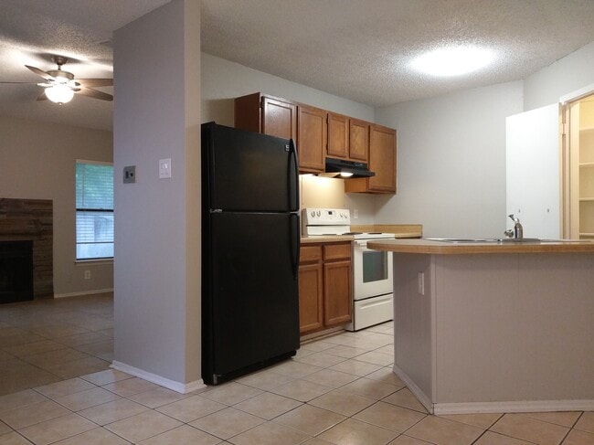 De la cocina a la sala de estar - 2524 Corian Glen Dr