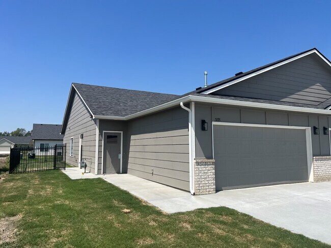 Building Photo - 5227 N Cypress St
