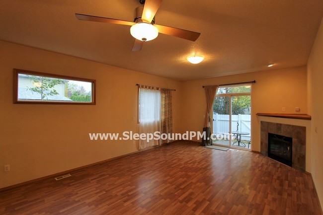 Foto del edificio - Newer Three Bedroom Townhouse in SE Portland