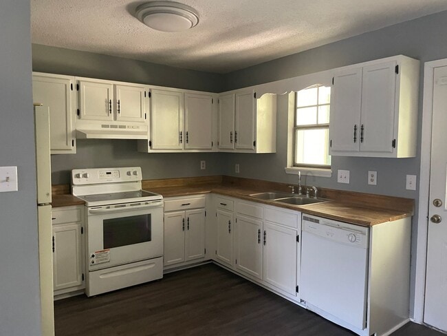 Photo - Spacious 2-Story End-Unit Townhome in Prim...