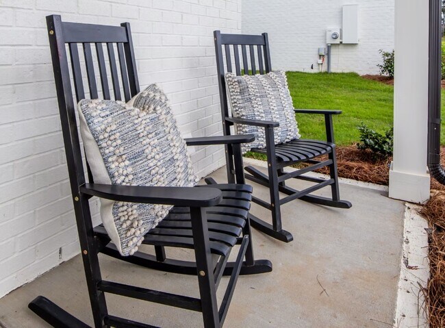 Building Photo - 703 Southview Dr