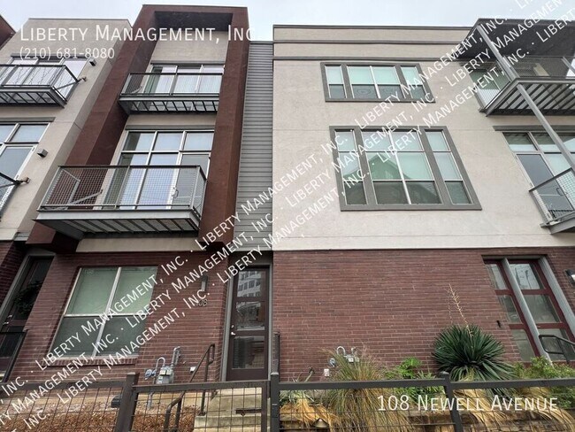 Building Photo - 2BR/3.5 bath rental townhouse near Pearl B...