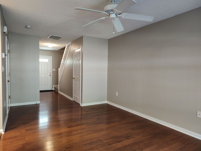 Foto del edificio - Pristine, move in ready Townhome located i...