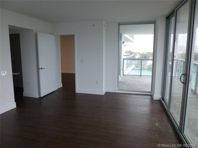 Foto del edificio - 9261 E Bay Harbor Dr