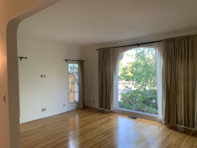 Building Photo - 1302 S Sycamore Ave