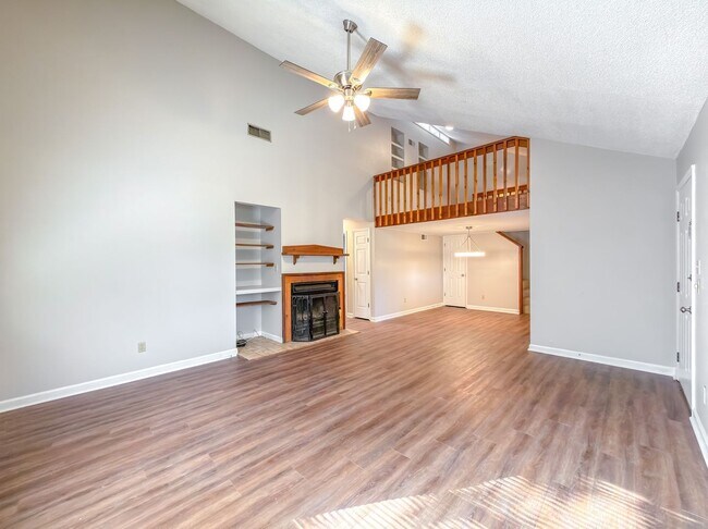 Foto del edificio - SOUTHEAST HIDDEN GEM! 2/1.5 Townhome w/ Lo...