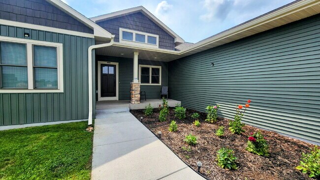 Building Photo - 5 Bedroom, 3 Full Bathroom House with 3 Ca...