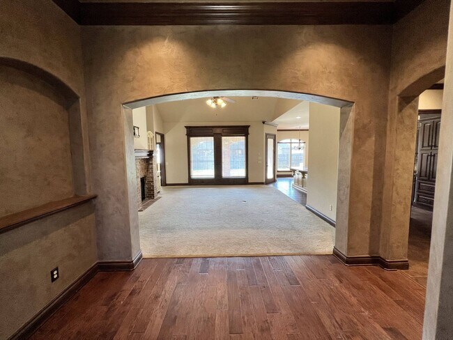 Building Photo - Luxurious 4BR/4BA Home in Griffin Park