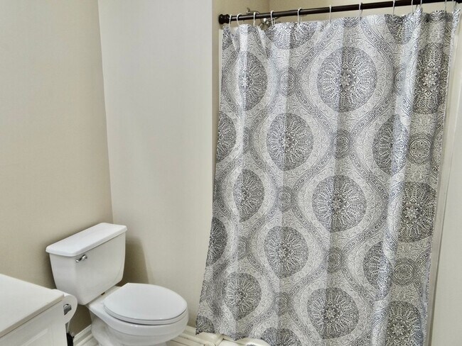 Building Photo - Cross gate Villas (Clean, Updated, Furnished, Medium Term Rental w/Huge Screened Porch Overlookin...