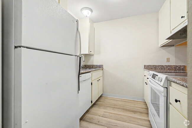 2 habitaciones, 1 baño - 1050 pies cuadrados - Cocina - Fairway Arms Apartments
