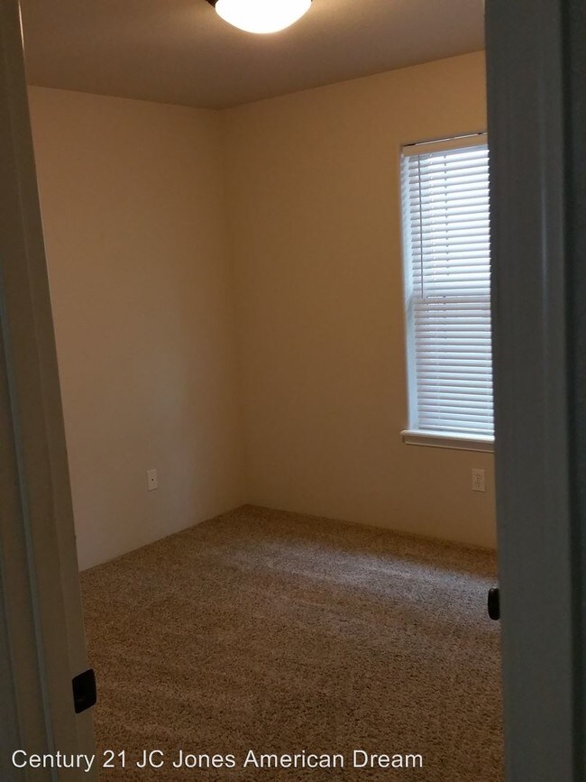 Building Photo - 1502 SW Waterstone Dr