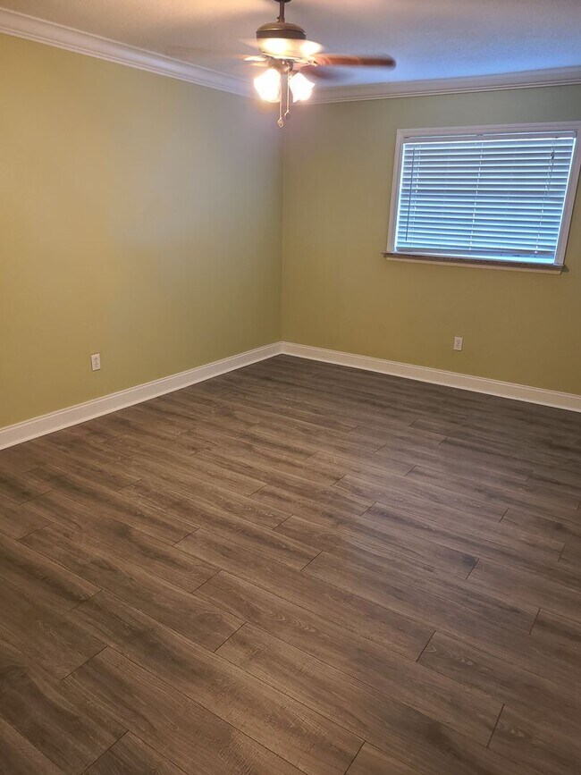 Foto del edificio - 1.1 New laminate flooring - looks amazing- Community Pool and Laundry facility