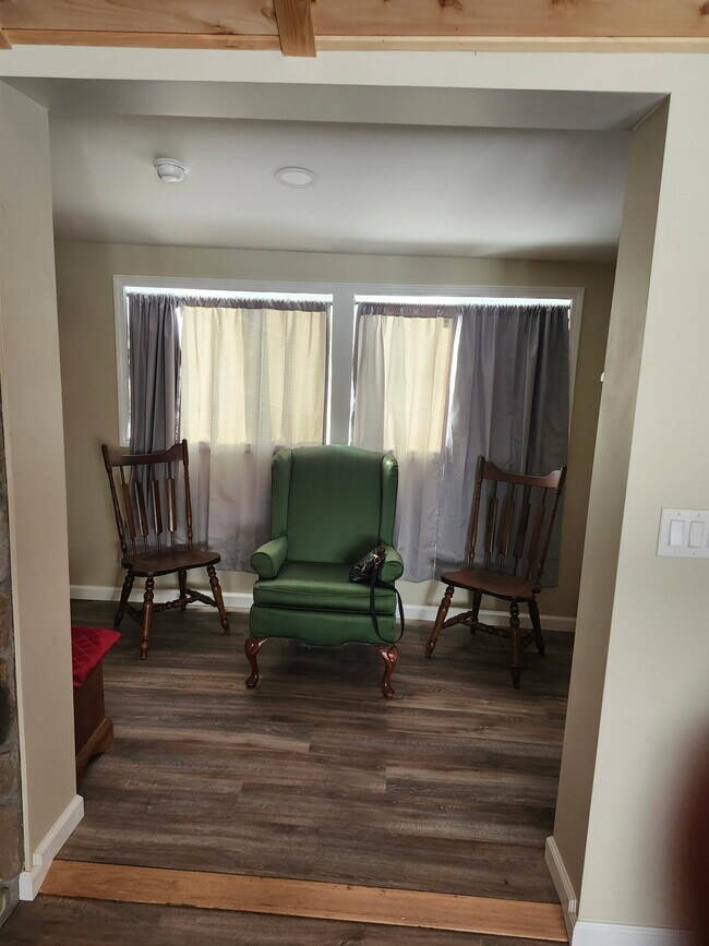 Habitación sur a la derecha de la estufa de leña con acceso al sótano. - 8152 Wilson Karr Rd