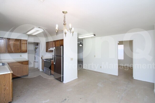 Building Photo - 533 W Cholla St
