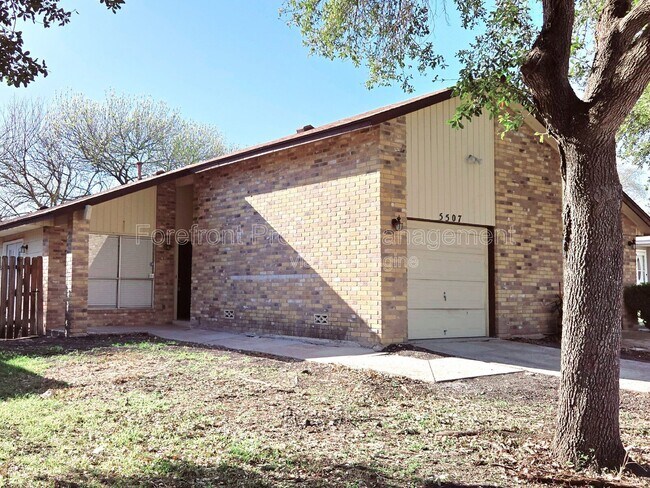 Foto del edificio - 5507 Roanwood