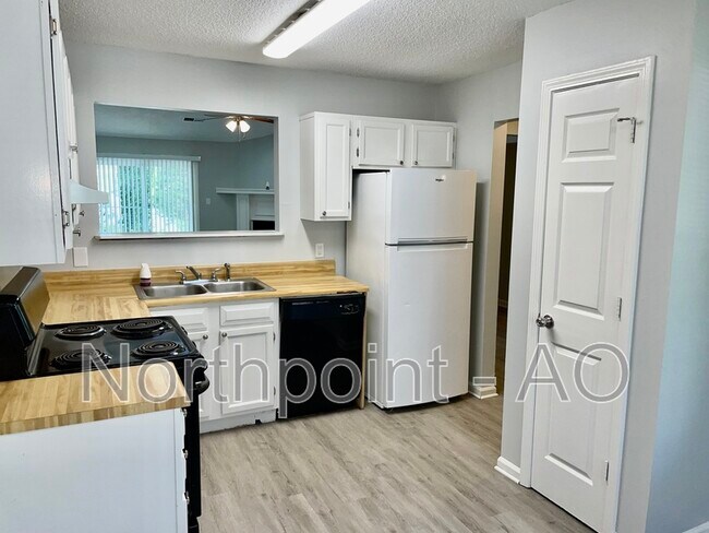 Building Photo - 707 Farmdale Way NW