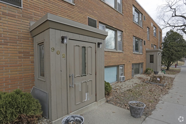 Building Photo - 900 W 25th St