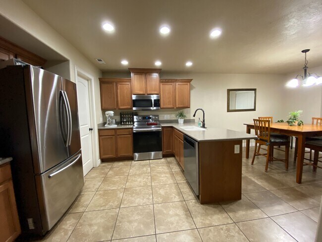 Building Photo - 1162 W 200 S