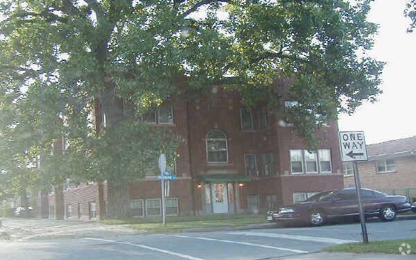 Building Photo - 575-577 Ingraham Ave