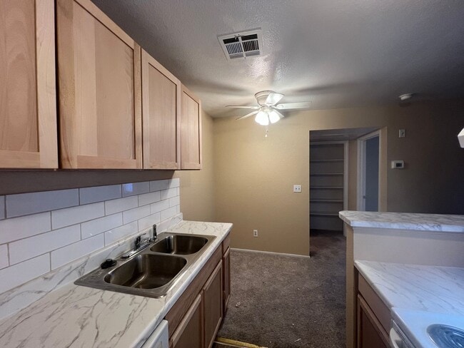 Building Photo - Centrally located downstairs unit