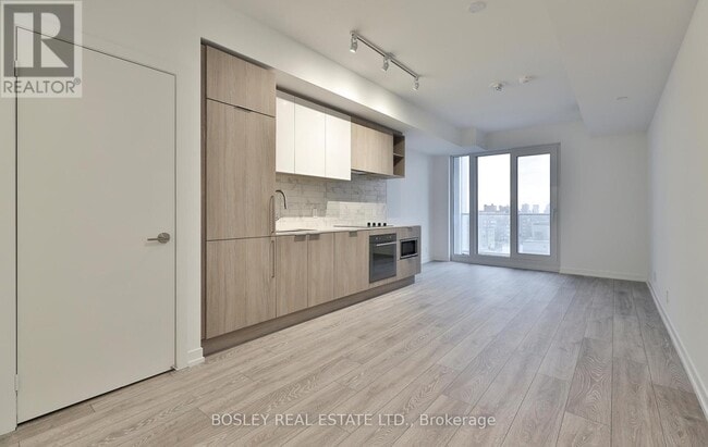 Building Photo - 2020-2020 Bathurst St